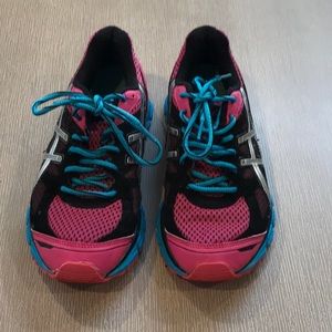 Euc ASICS tennis shoes